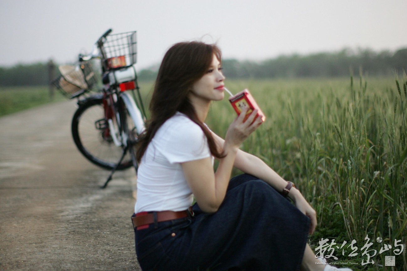 浯島輕鬆騎行之聞麥田香味喝麥香飲料