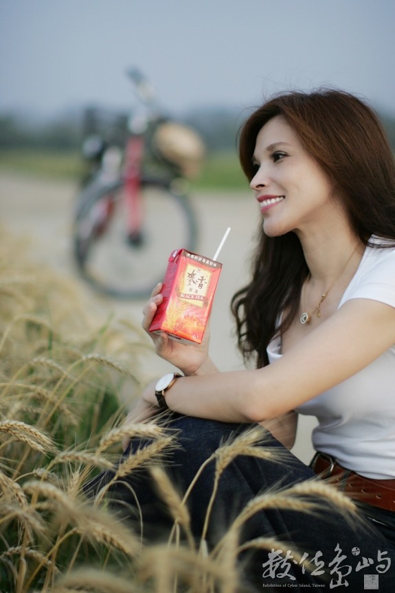 浯島輕鬆騎行之聞麥田香味喝麥香飲料