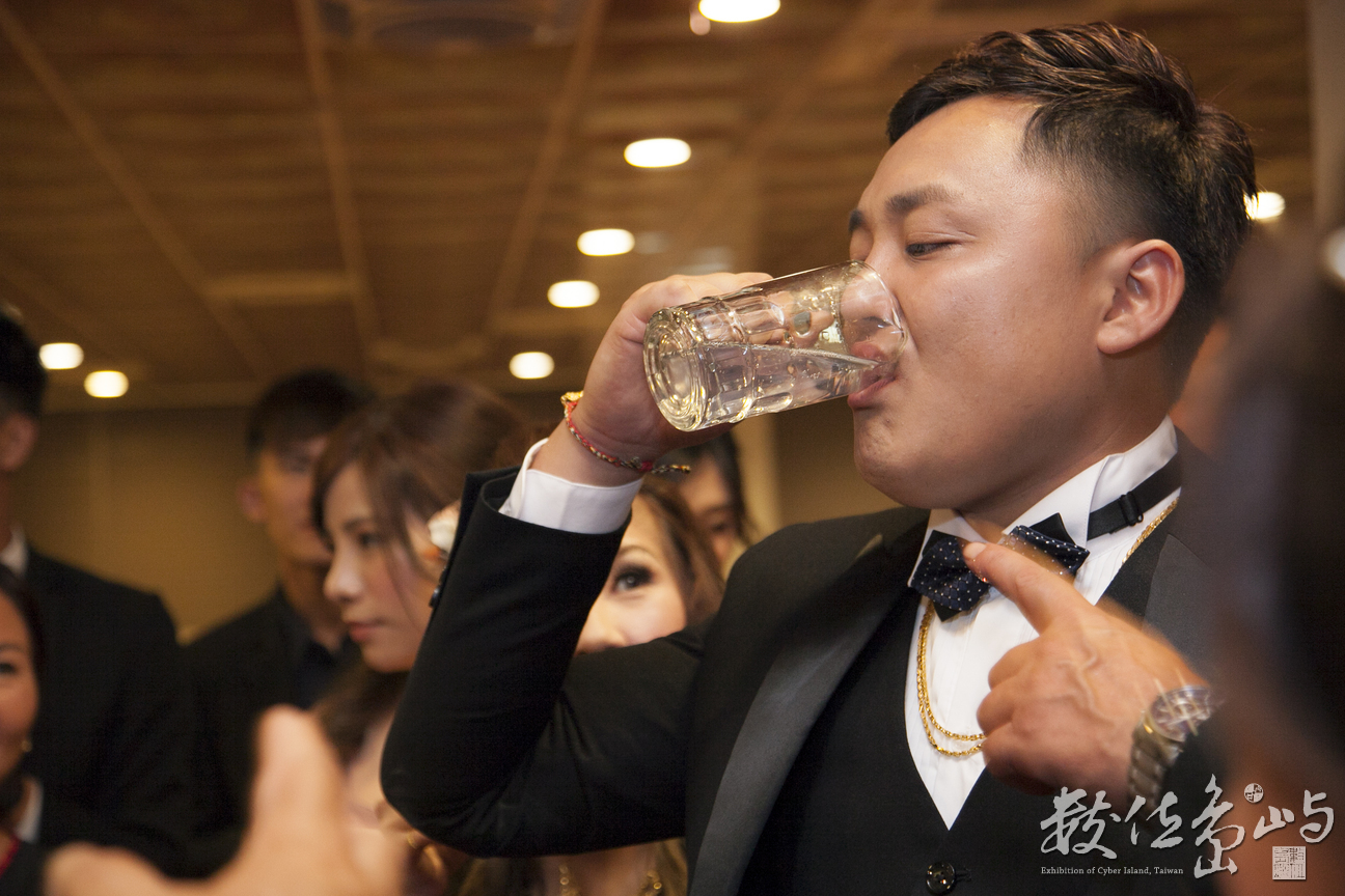 咱金門人喝高粱酒的氣勢 就從這一杯高粱公杯直尻入喉到底就對了  禁止酒駕 未滿十八歲禁止飲酒