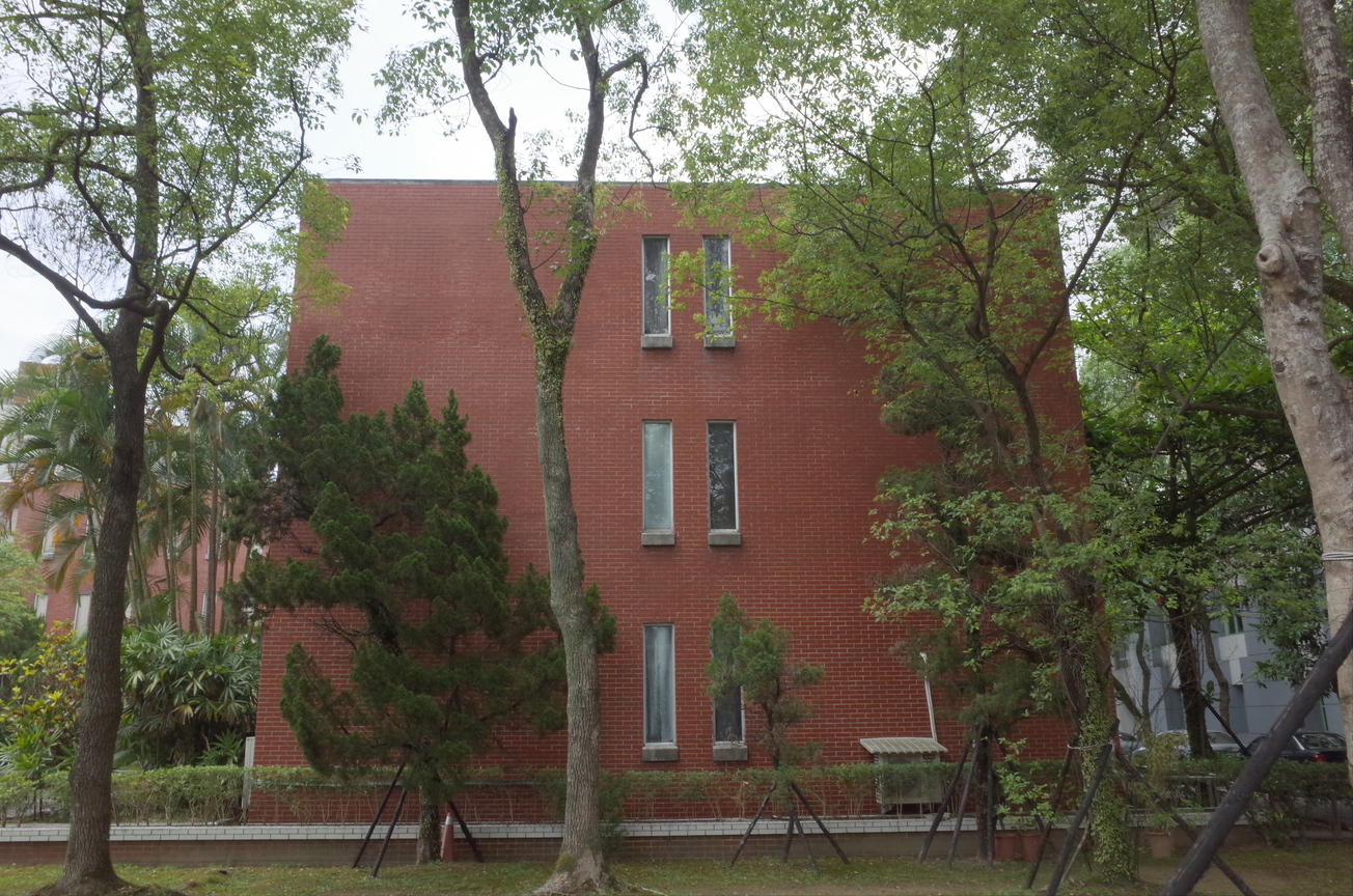 近美大樓郭廷以圖書館側