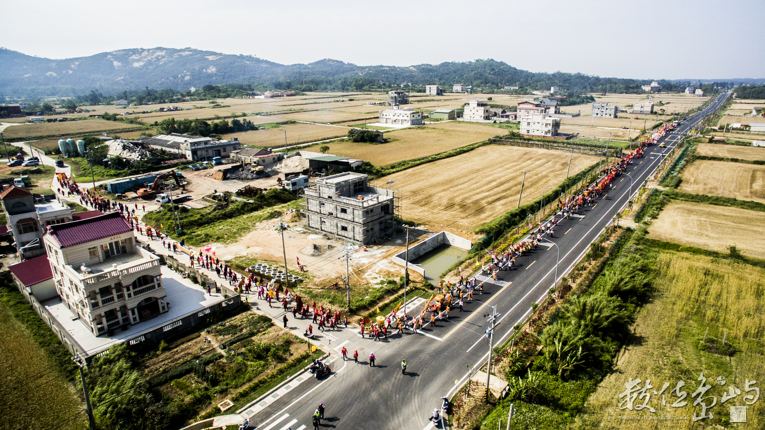 浯島環島北路 不止遶境隊伍很壯觀 周圍小麥田風景也是很漂亮