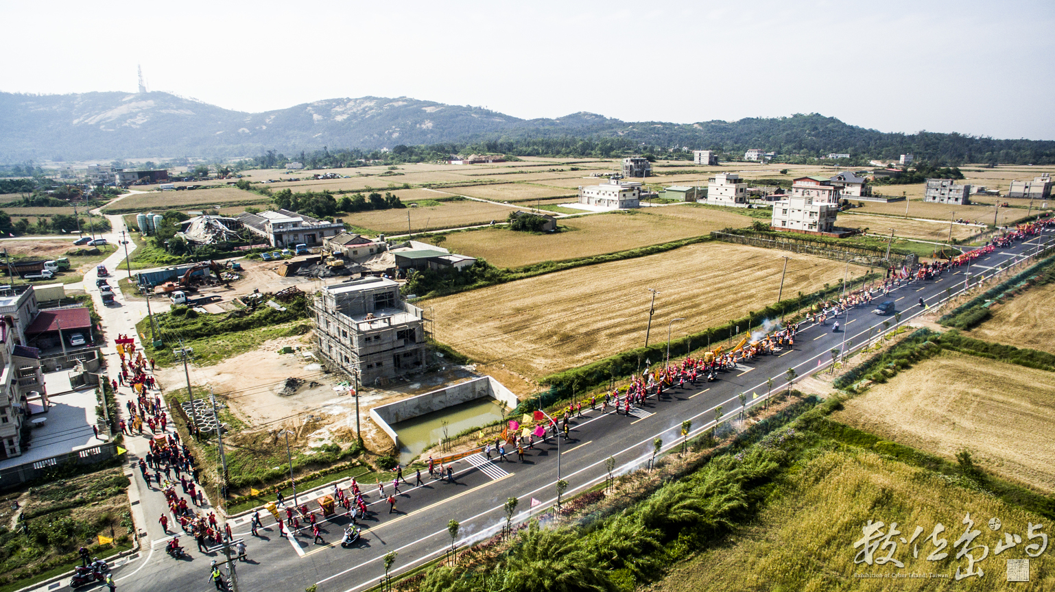 浯島環島北路 不止遶境隊伍很壯觀 周圍小麥田風景也是很漂亮