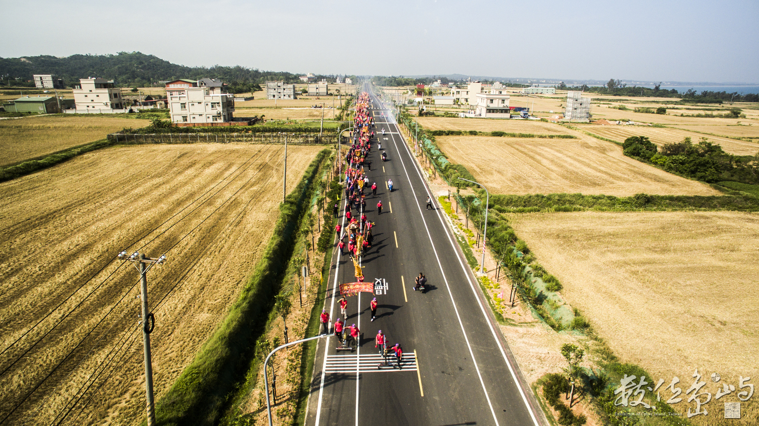 浯島環島北路 不止遶境隊伍很壯觀 周圍小麥田風景也是很漂亮