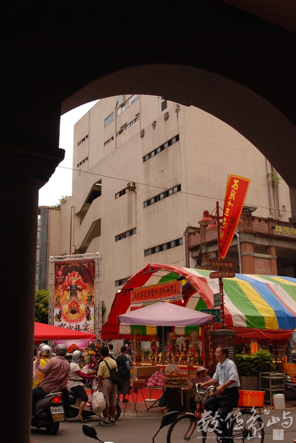 大稻埕迪化街迎城隍與老街一偶