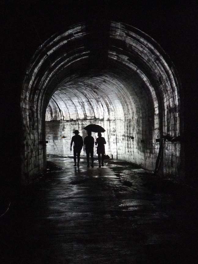 銅門隧道的光和影