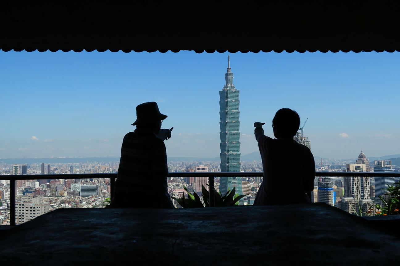 父女登高觀美景