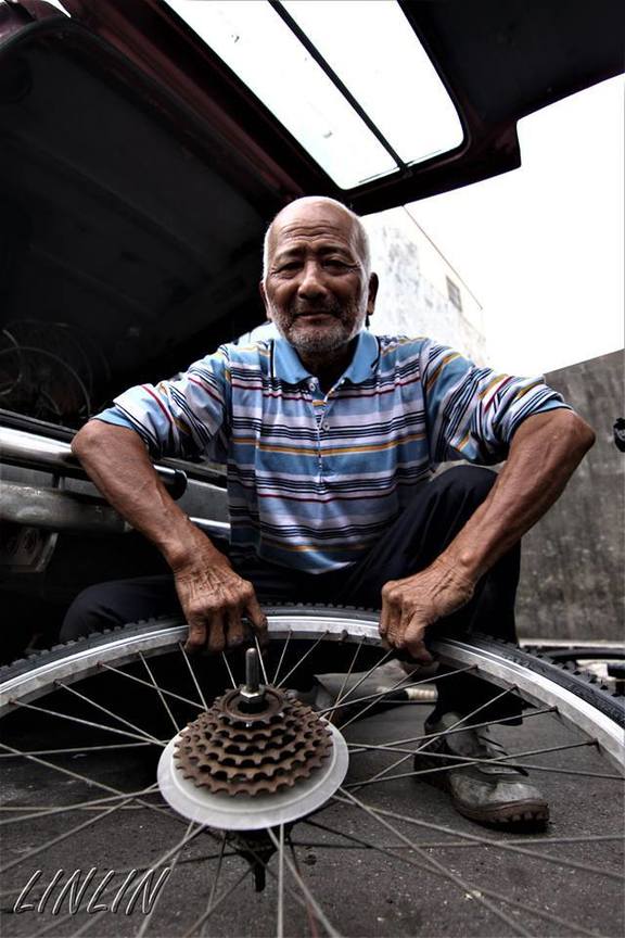 修理腳踏車的阿伯