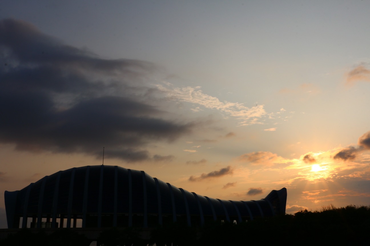 陽光下鯨型綠建築