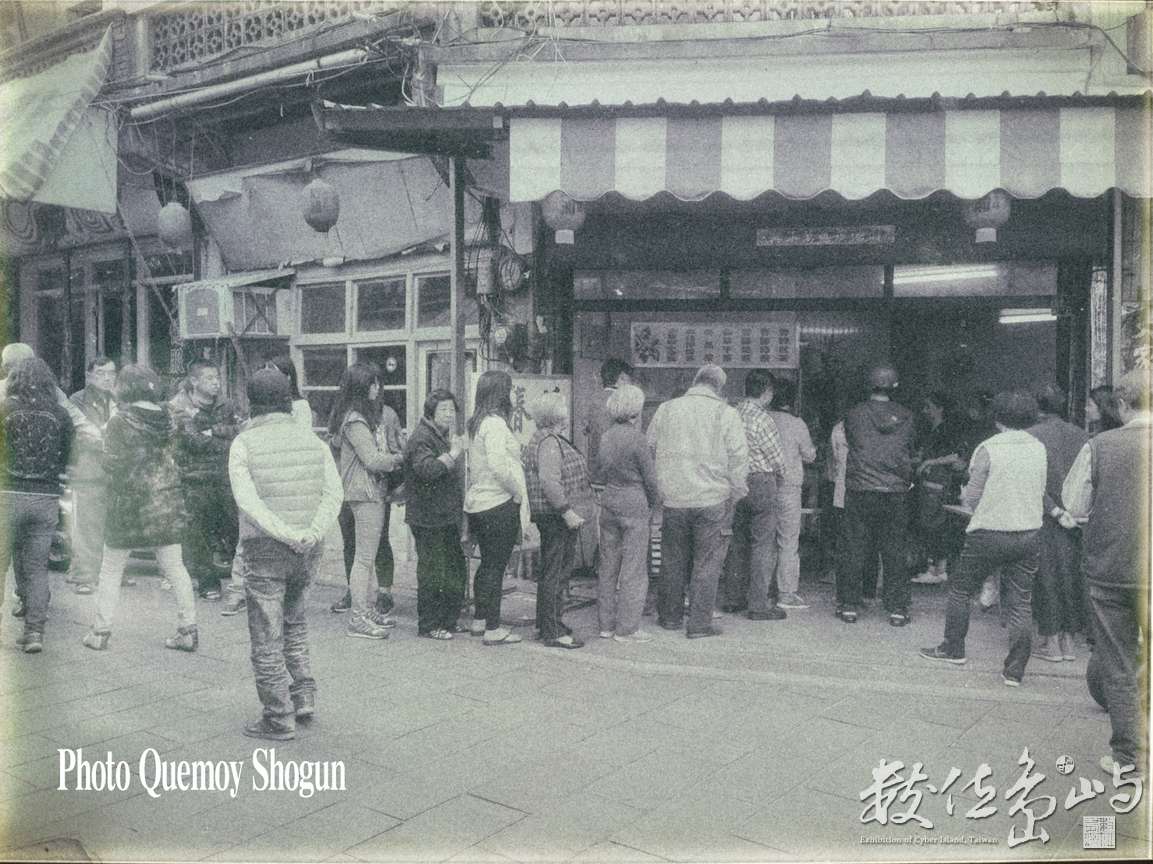 潤餅皮店前等久了 潤餅皮就可以買到了