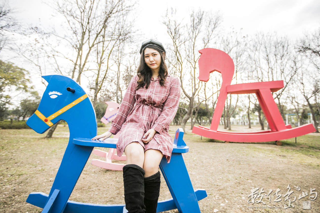 金門林務所女網紅男鮮肉打卡心熱點之歡樂搖滾搖搖馬