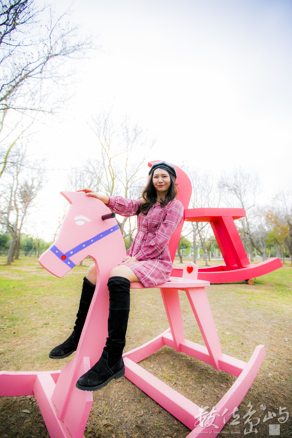 金門林務所女網紅男鮮肉打卡心熱點之歡樂搖滾搖搖馬