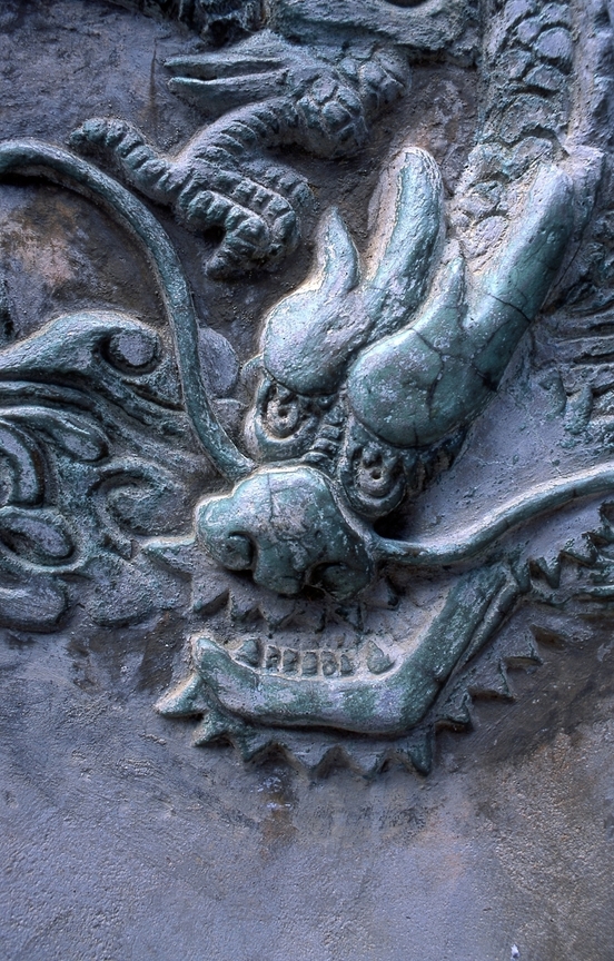 照壁上的祥龍雕飾