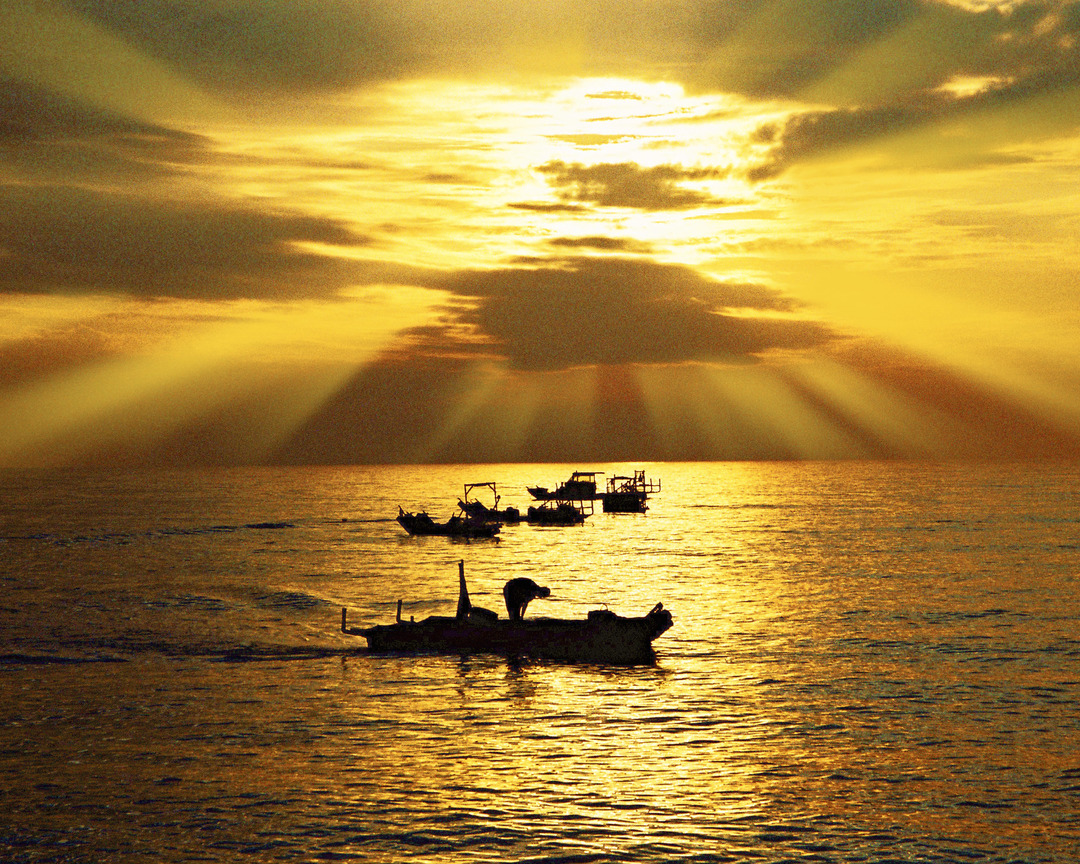 屏東縣枋山 鄉枋山村 夕陽中的漁港