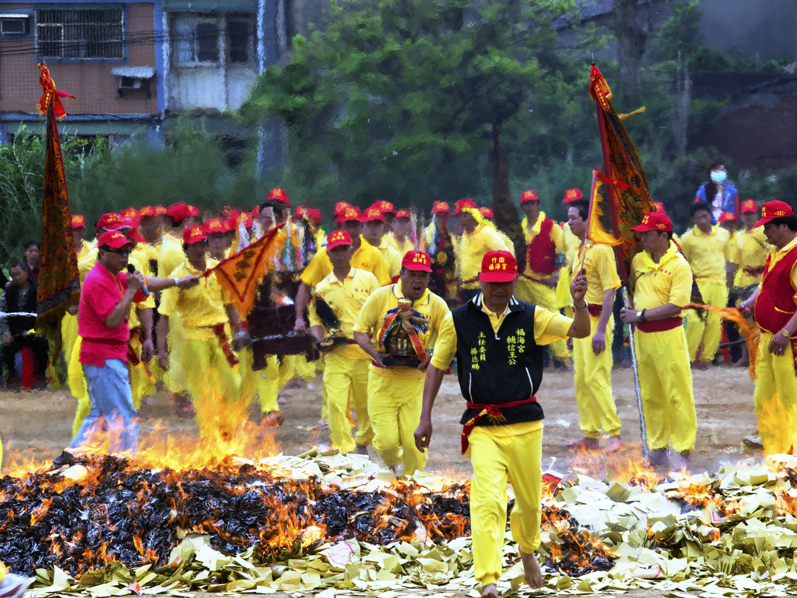 桃園縣大園鄉竹圍福海宮(輔信王公)過火