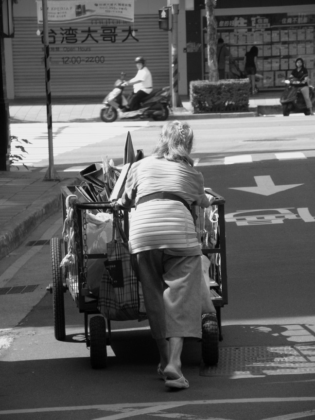 台北市大安區-老婦人