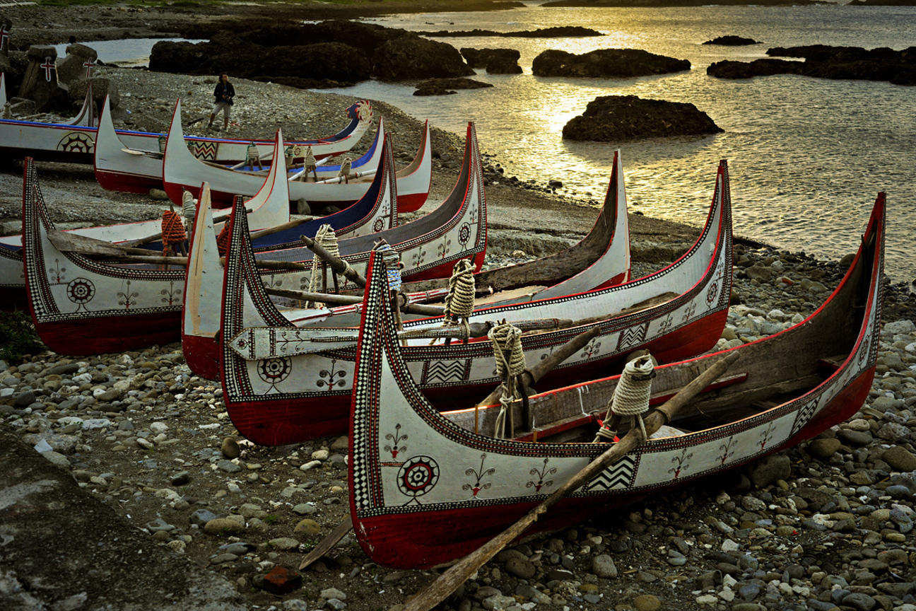 晨光中的拼板舟