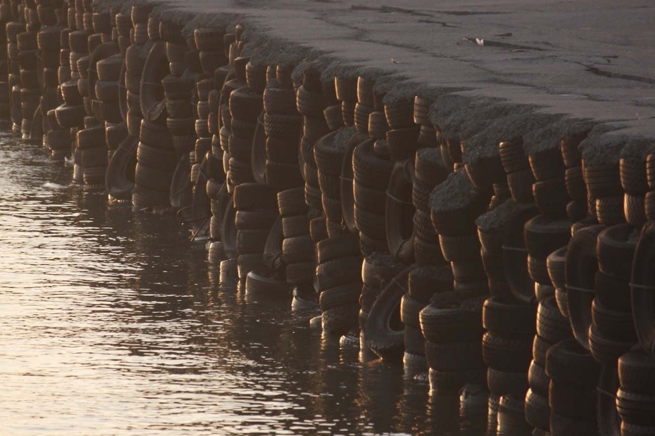 輪胎構成的海岸線