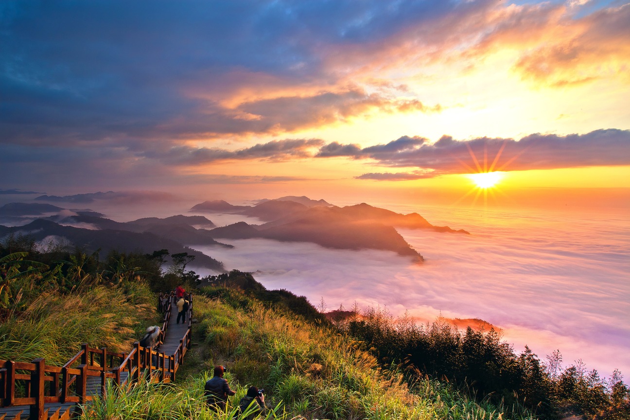 嘉義縣阿里山鄉-夕陽西下時