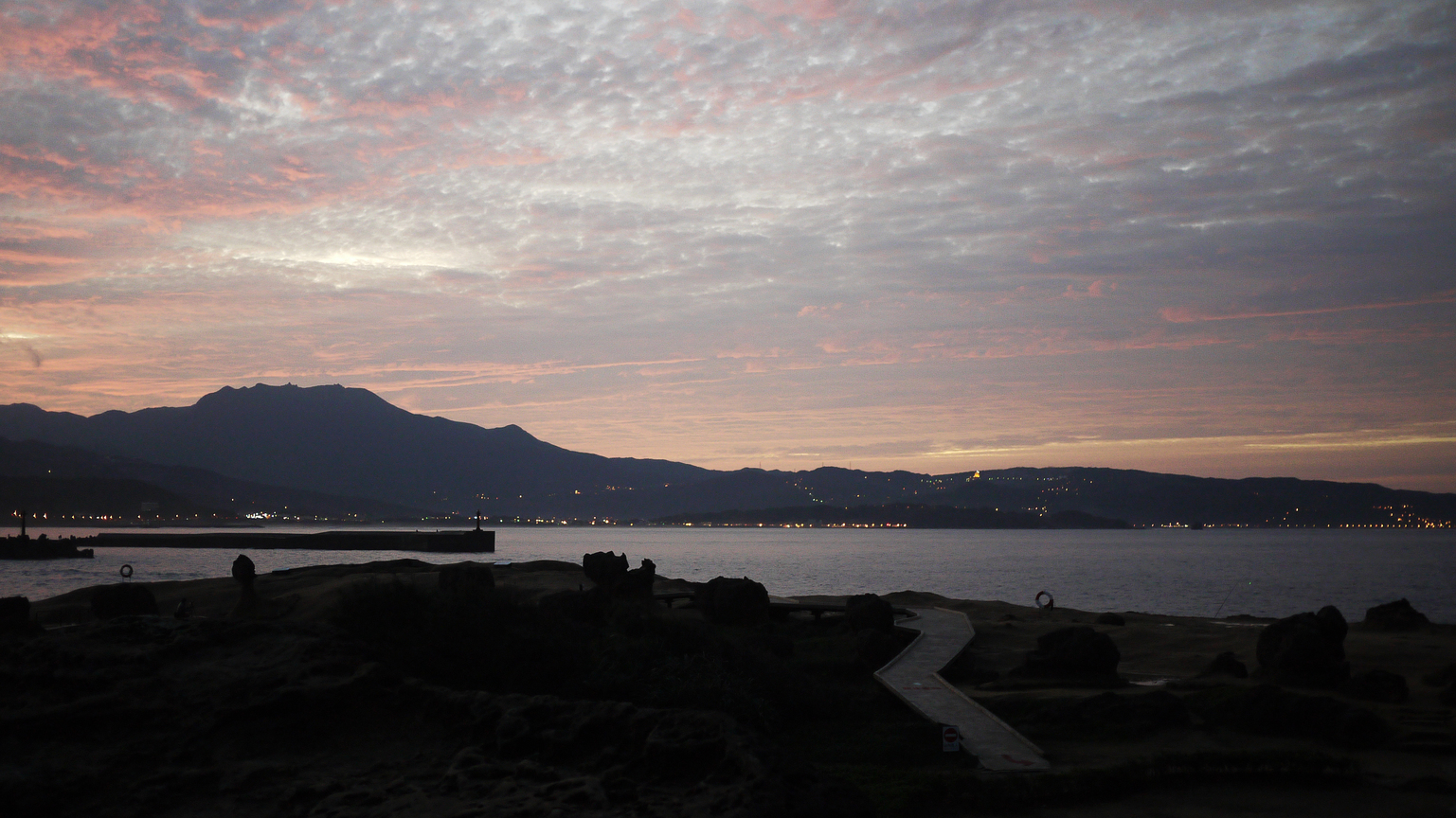 岸邊的晚霞與燈光