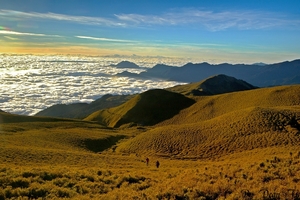 奇萊南峰上山、海相連