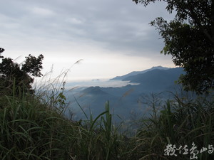 標高1406公尺的馬那邦山，是大湖鄉第一高峰，位在苗栗縣大湖鄉與泰安鄉交界處