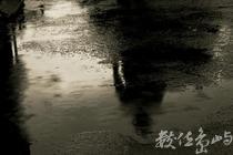 誰能體諒我的雨天?