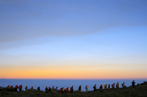 朝目標前進的登山隊伍