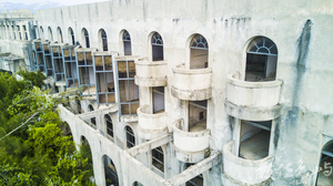 綠色叢林裡的迴旋刀型廢棄旅館