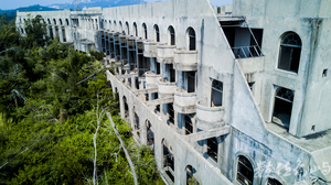 綠色叢林裡的迴旋刀型廢棄旅館