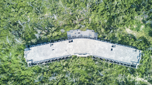 綠色叢林裡的迴旋刀型廢棄旅館