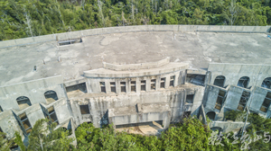 綠色叢林裡的迴旋刀型廢棄旅館