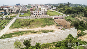 浯島小長城 不只是在峰上巡檢司才有 在金門城北門城樓旁也有一個