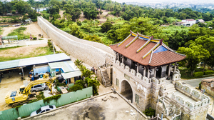 浯島小長城 不只是在峰上巡檢司才有 在金門城北門城樓旁也有一個