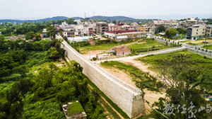 浯島小長城 不只是在峰上巡檢司才有 在金門城北門城樓旁也有一個