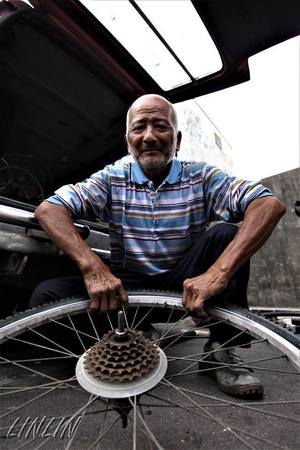 修理腳踏車的阿伯