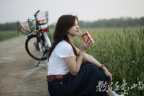 浯島輕鬆騎行之聞麥田香味喝麥香飲料