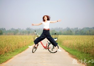 浯島輕鬆騎行之聞麥田香味喝麥香飲料