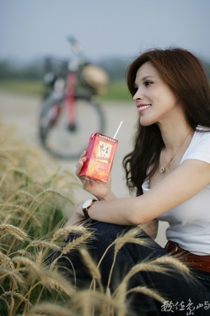 浯島輕鬆騎行之聞麥田香味喝麥香飲料