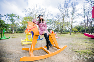 金門林務所女網紅男鮮肉打卡心熱點之歡樂搖滾搖搖馬