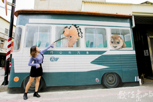 金門金湖鎮街邊轉角3D公車彩繪牆