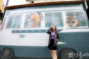 金門金湖鎮街邊轉角3D公車彩繪牆