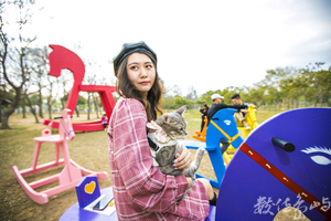 金門林務所女網紅男鮮肉打卡心熱點之歡樂搖滾搖搖馬