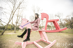 金門林務所女網紅男鮮肉打卡心熱點之歡樂搖滾搖搖馬