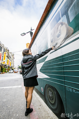 金門金湖鎮街邊轉角3D公車彩繪牆