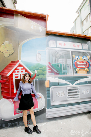 金門金湖鎮街邊轉角3D公車彩繪牆