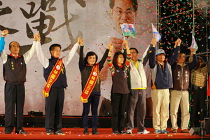 高手雙舉、迎接勝利!