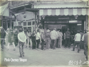 潤餅皮店前等久了 潤餅皮就可以買到了