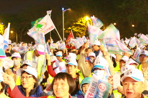 用力吶喊揮舞旗子