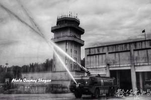 天氣太悶熱 強力水柱噴涼ㄧ下﻿