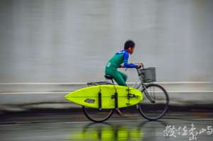 雨中衝浪